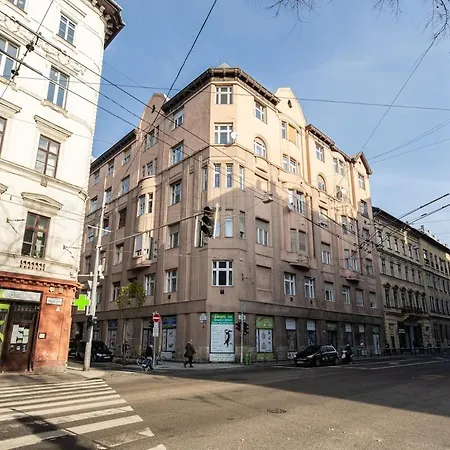Premium 4 Bedroom On Maria St Апартаменты