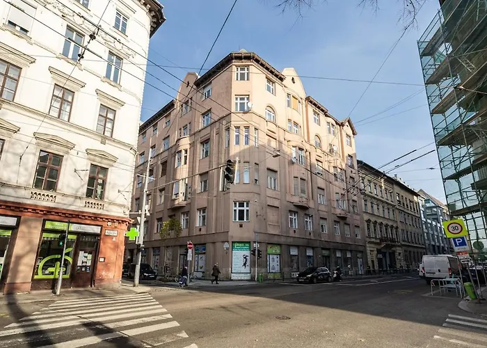 Premium 4 Bedroom On Maria St דירה